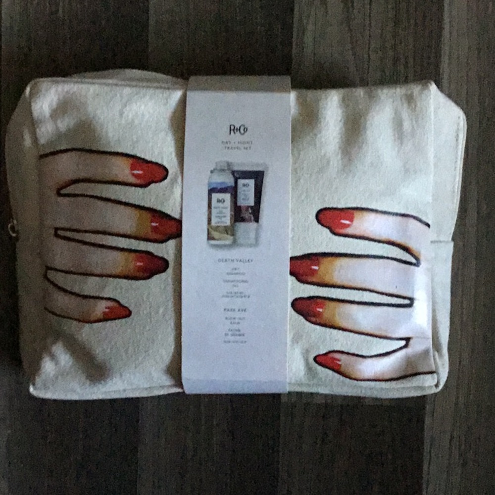 R&Co day and night travel set